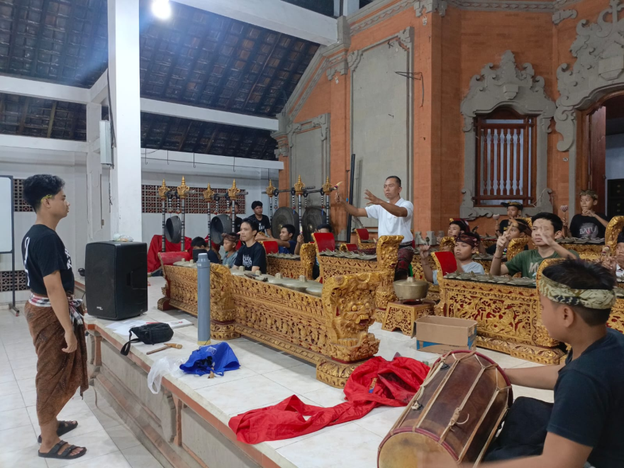 LATIHAN SEKAA GONG ANAK BR. SAKENAN BALERAN DAN PANGKUNG PRABU