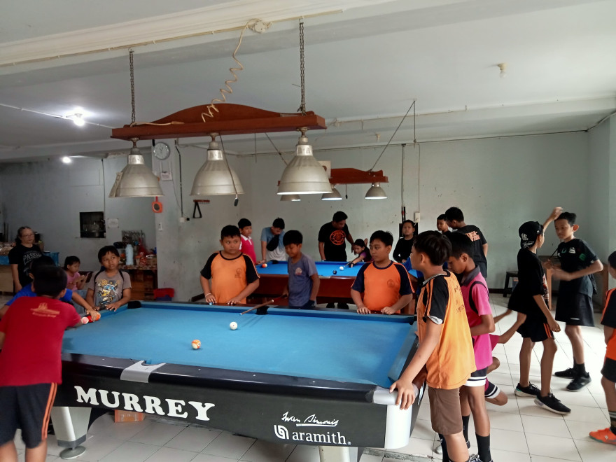 KEGIATAN LATIHAN BILIARD UNTUK ANAK-ANAK SD