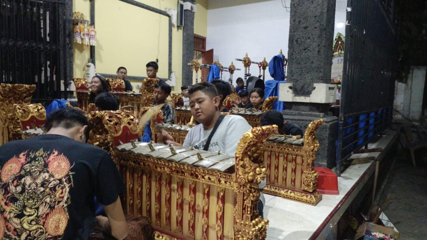 LATIHAN SEKAA GONG ANAK BANJAR DELOD RURUNG