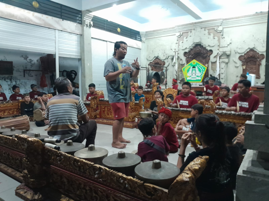 LATIHAN SEKAA GONG ANAK BANJAR TAMAN SARI DAN BANJAR PANGKUNG