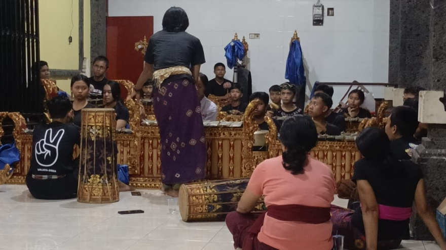 LATIHAN SEKAA GONG ANAK BR DELOD RURUNG DAN SAKENAN BLODAN