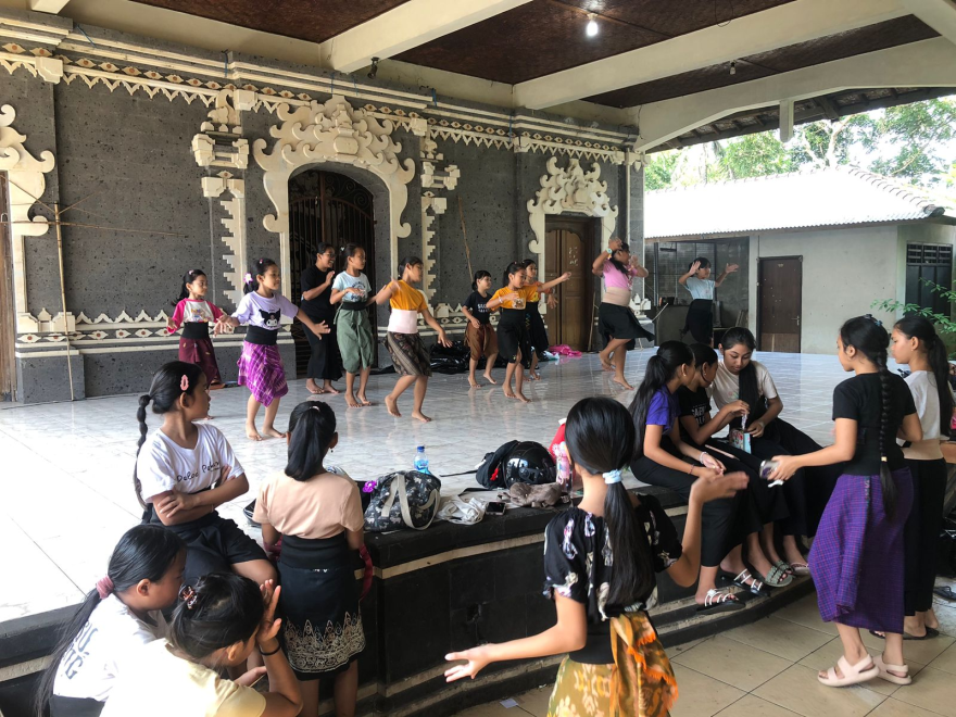 LATIHAN SANGGAR TARI BAYU ESA SINARI BR. SAKENAN BLODAN