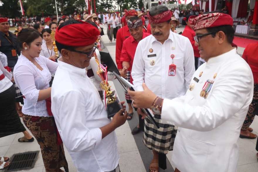 PENYERAHAN HADIAH LOMBA MENGHIAS KANTOR DAN PERPUSTAKAAN DESA