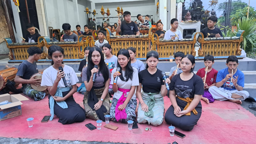 LATIHAN SEKAA GONG ANAK BR. PANGKUNG DAN BR. PANGKUNG PRABU