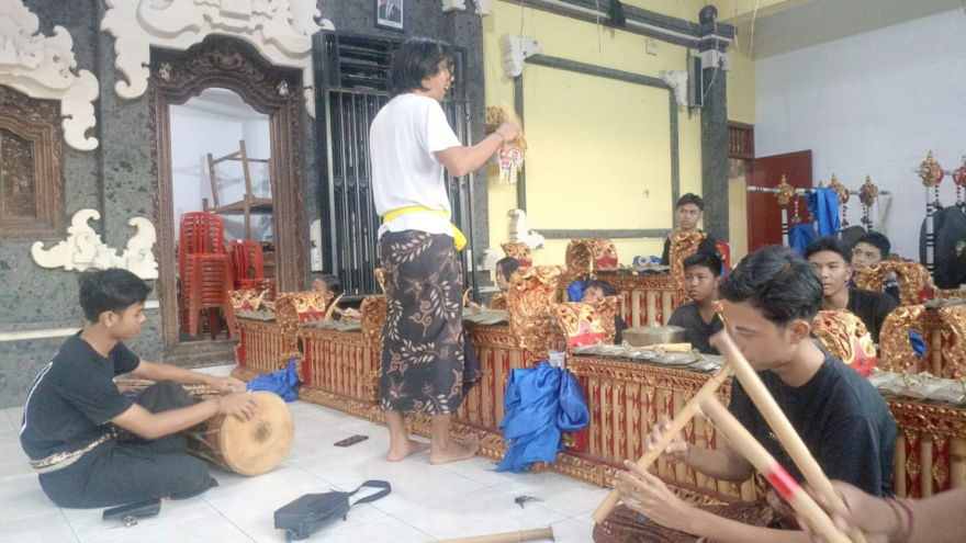 LATIHAN SEKAA GONG ANAK BR. DELOD RURUNG DAN GEROKGAK TENGAH