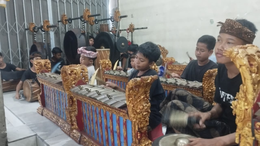 LATIHAN SEKAA GONG ANAK BR. GEROKGAK GEDE DAN BR. PANGKUNG