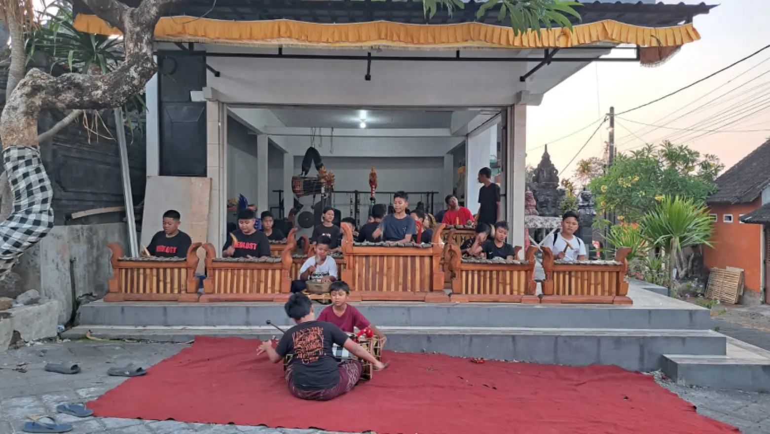 LATIHAN SEKAA GONG ANAK SURYA KENCANA BR. PANGKUNG