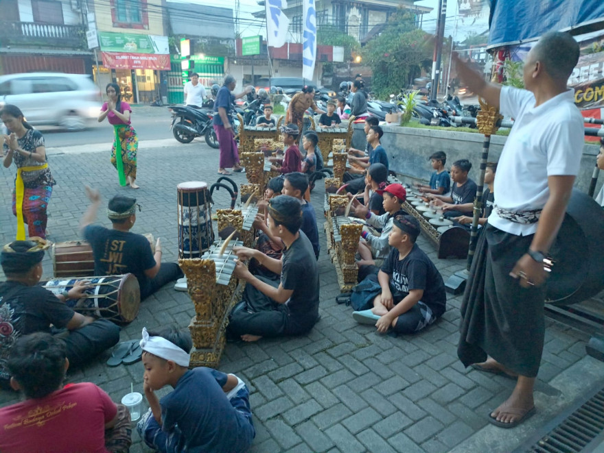 LATIHAN SEKAA GONG SWARA GITA PARAMARTHA DAN DHARMA SATWIKA