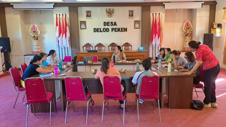 PELATIHA DIGITAL BAGI KADER POSYANDU DESA DELOD PEKEN