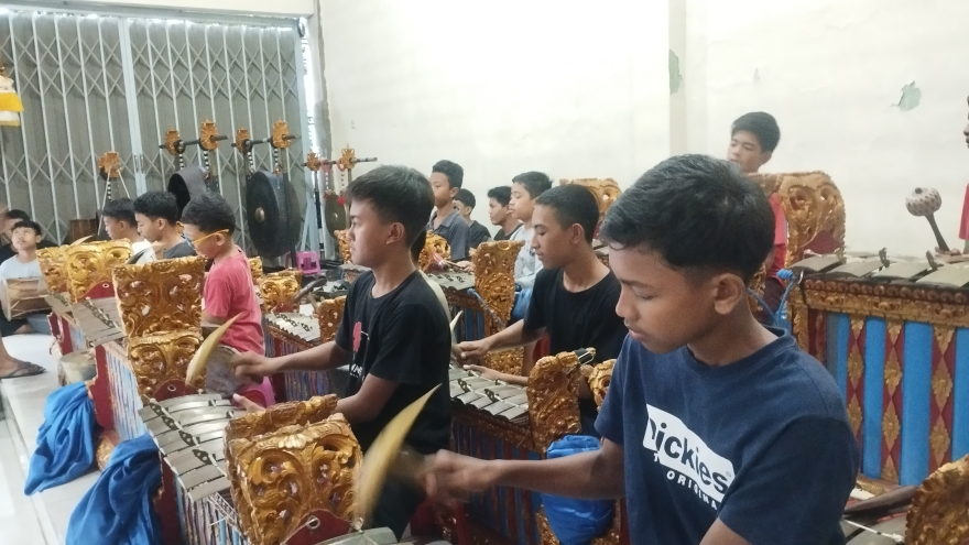 LATIHAN SEKAA GONG ANAK BR. GEROKGAK GEDE DAN SAKENAN BALERAN