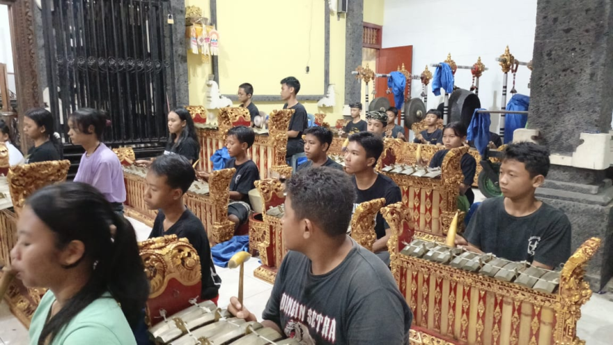 LATIHAN SEKAA GONG ANAK BR. DELOD RURUNG DAN BR. SAKENAN BALERAN